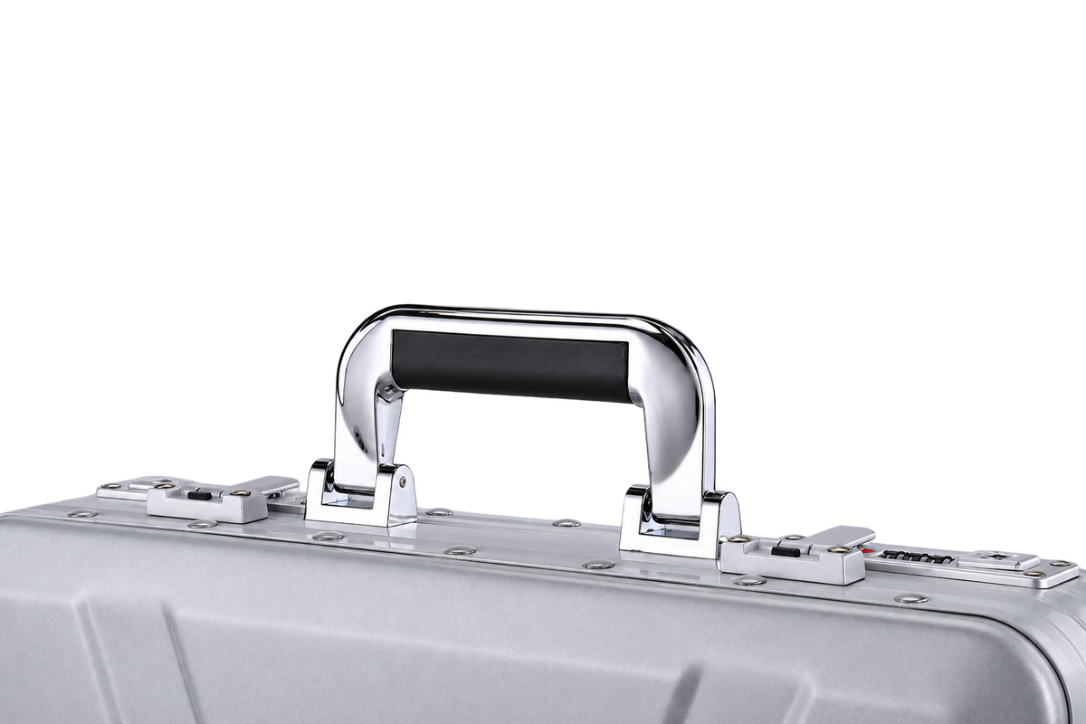 Carry handle and latch details on the BORY 4050 aluminum document case